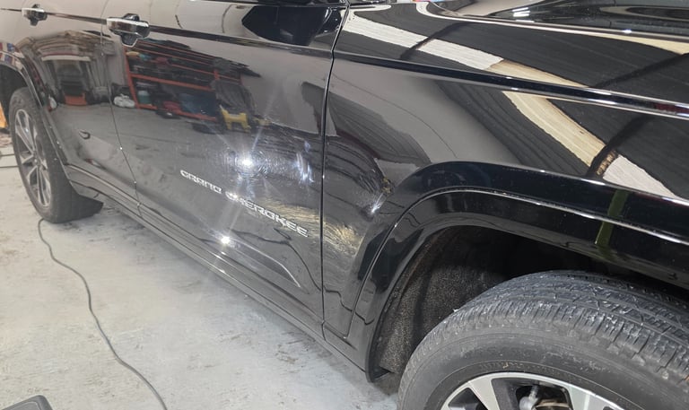 Proceso de detallado automotriz con pulido y corrección de pintura para recuperar brillo original del vehículo, Guadalajara.