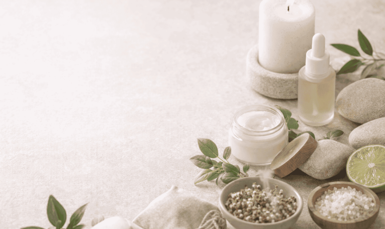 Productos naturales para el cuidado de la piel con aceite esencial, crema facial y sales de baño