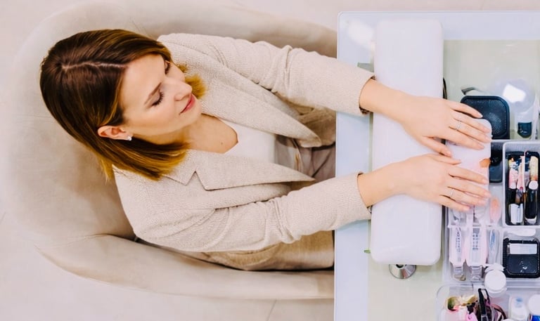 Tratamiento de manicura en salón de belleza boutique en Chamberí