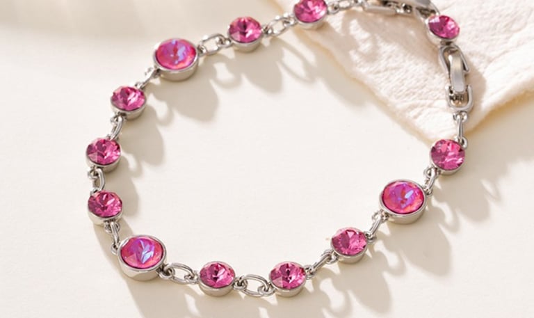 Pulsera de rodio laminado color plateada con piedras zirconias de color rosa