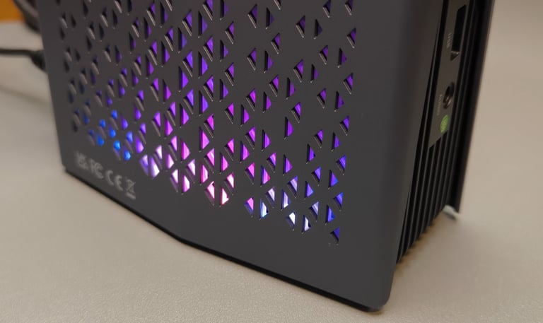 Grande plano da grelha de ventilação lateral do Mini PC Acemagic S3A, mostrando a iluminação