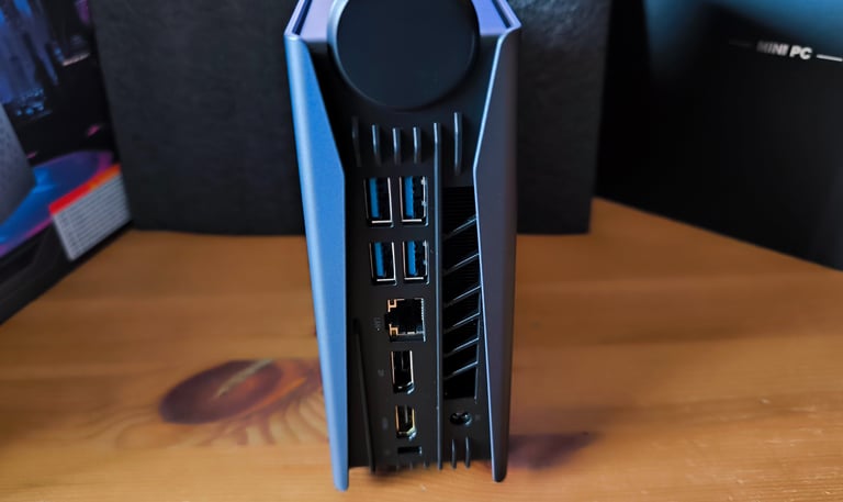 Painel traseiro Acemagic S3A: 4 USB-A, Ethernet, HDMI e DisplayPort