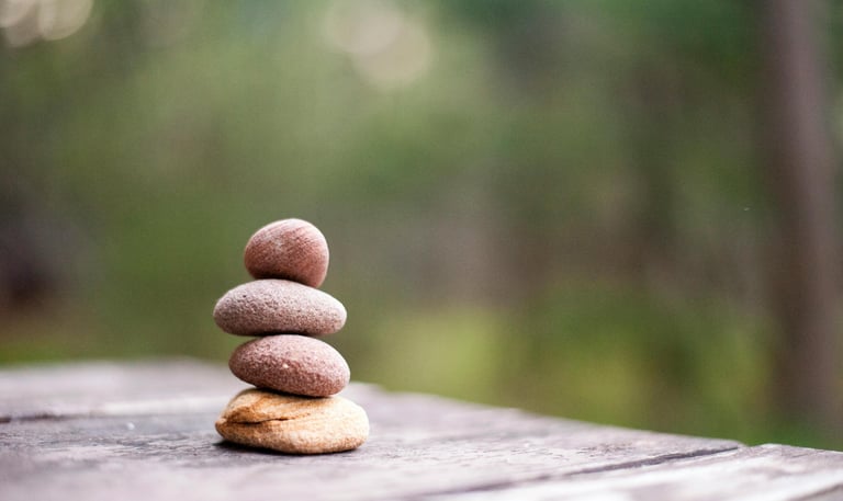des pierres l'une sur l'autre dans un environnement zen qui symbolisent le calme intérieur