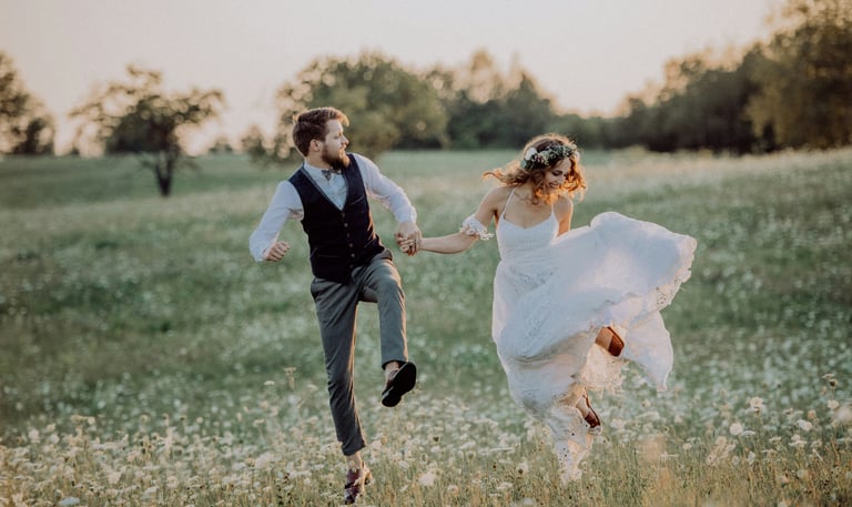 Brautpaar auf grüner Wiese