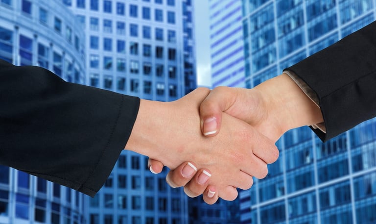 Duas mãos se apertando