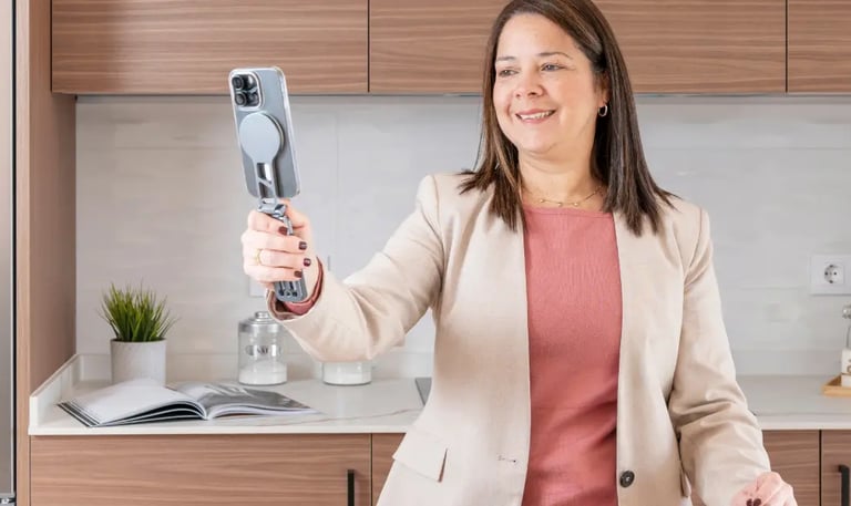 Corretor de imóveis gravando conteúdo de bastidor para Instagram