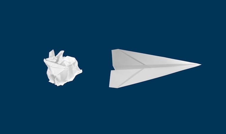 immagine di una pallina di carta che viene trasformata in un aereo