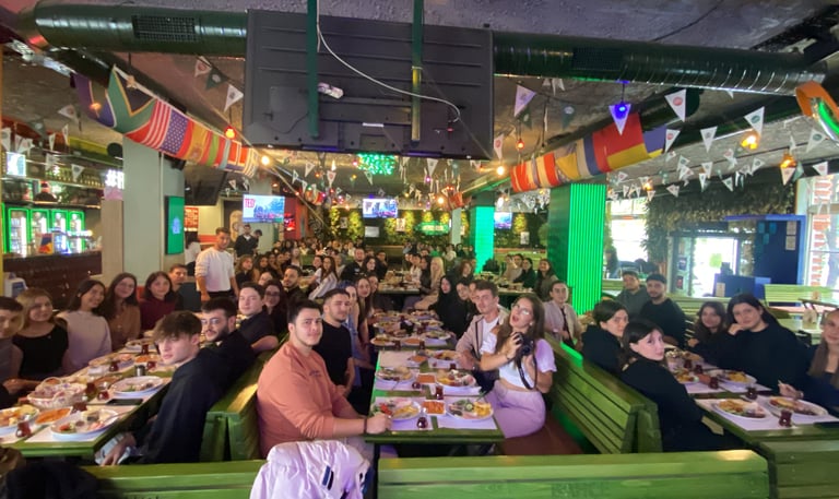 Geleneksel tanışma kahvaltımızda hep beraber eğlenceli oyunlar oynuyor, hediyeler kazanıyor!