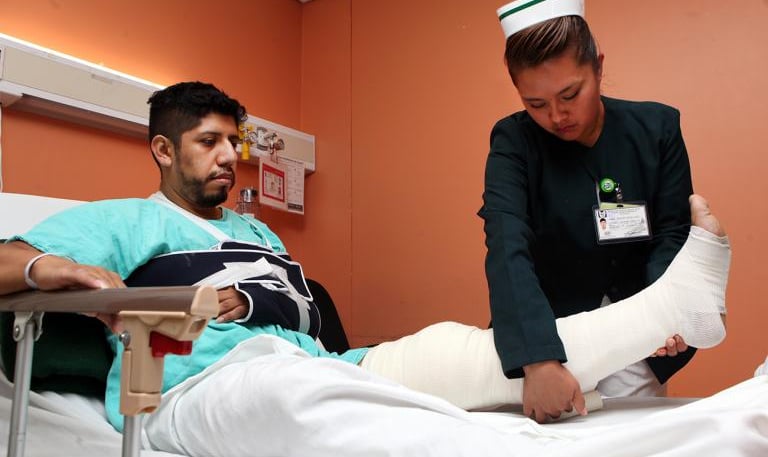 Enfermera atendiendo a un paciente - Foto: Adriana Hernández