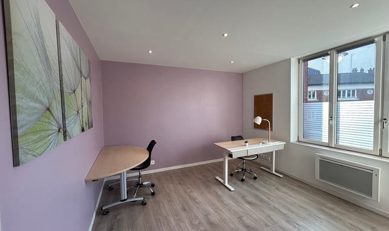 Bureau au premier étage équipé avec mobilier et une grande fenêtre
