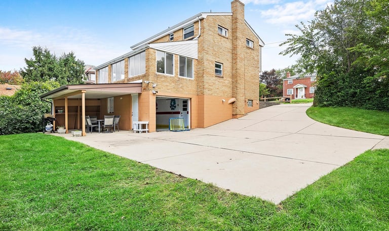 Perfect for groups or families: modern vacation home near downtown Pittsburgh offering luxurious mat