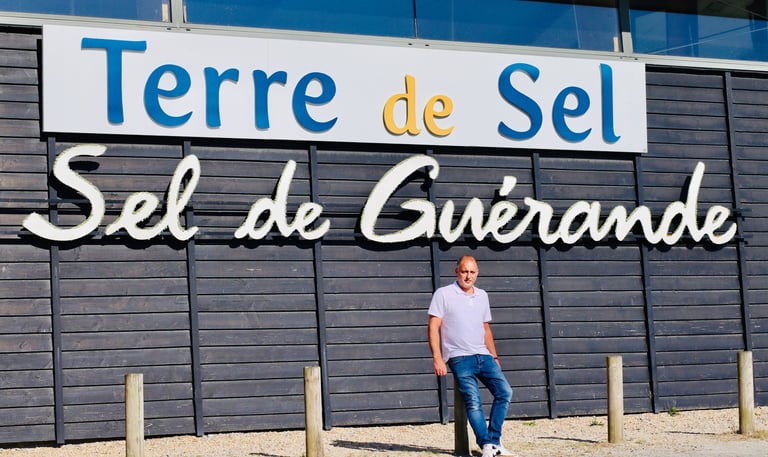 Photo du représentant de l'entreprise événement crêpes devant un établissement local de Guérande