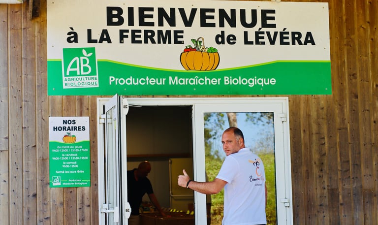 Photo du représentant de l'entreprise événement crêpes devant la ferme de Lévéra à Guérande