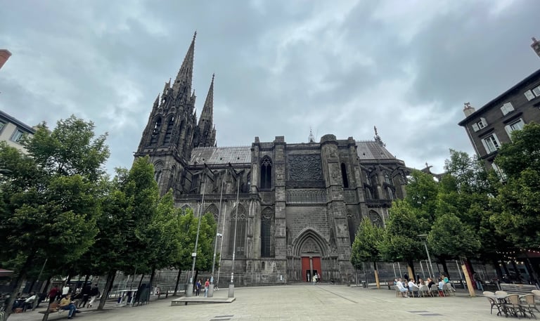 cathédrale de Clermont-Ferrand sur la place vue de côté