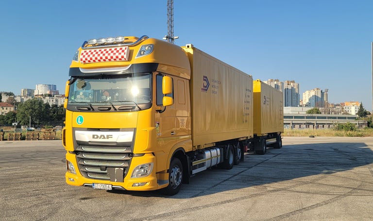 Kamion za profesionalne selidbene i logističke usluge