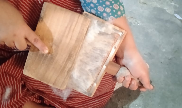 hand carding premium wool - himalayacarpetnepal.com