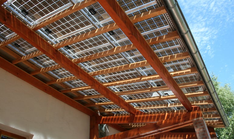 Installation panneaux solaires ombrières / SOLAIROM