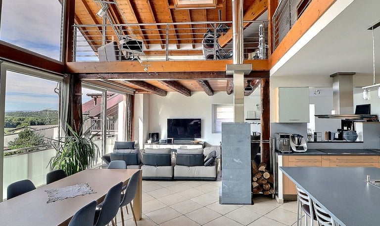 Grange rénovée avec grand volume sous plafond