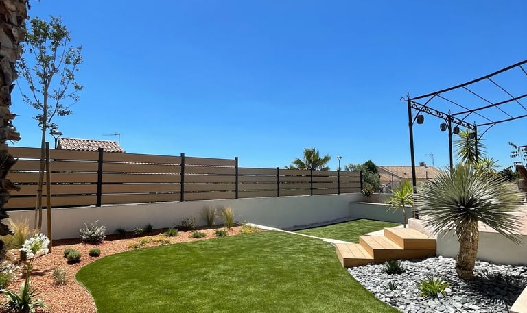 Création de jardin paysager avec gazon synthétique et massifs minéraux réalisée à Montpellier