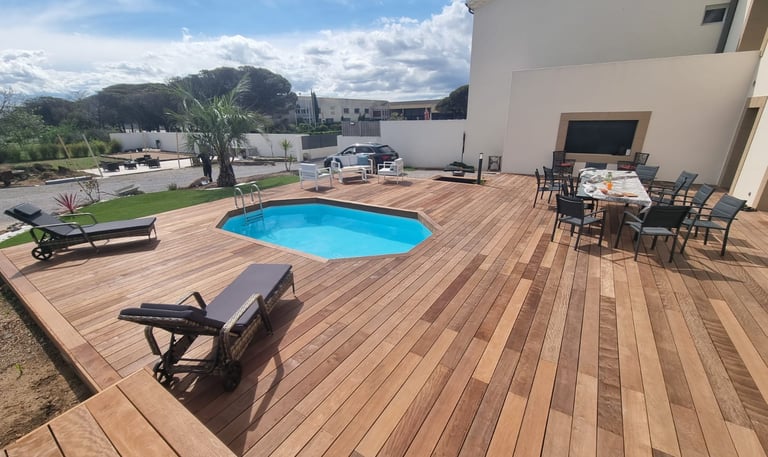 Grande terrasse bois avec piscine intégrée réalisée par paysagiste à Montpellier