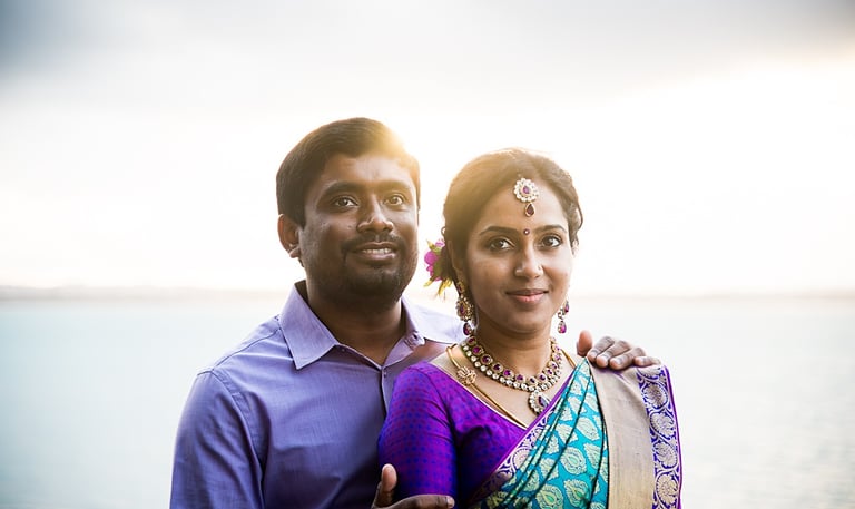 Un magnifique portrait de couple au coucher du soleil lors de leur mariage