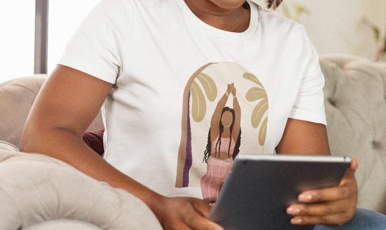 T-shirt personnalisé avec une illustration originale d'une femme faisant du yoga par Studio Kaktus.