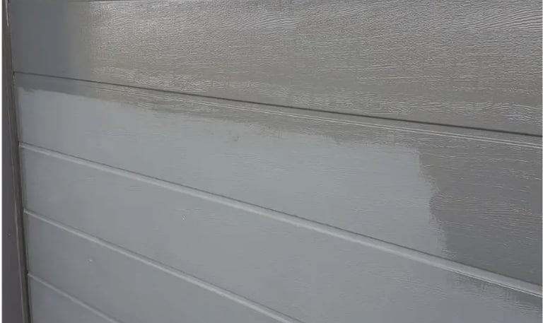 Application d'un rénovateur de couleur et de matière sur une porte de garage sectionnelle