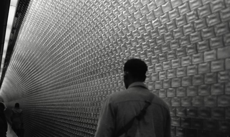 un homme dans les couloirs du métro parisien