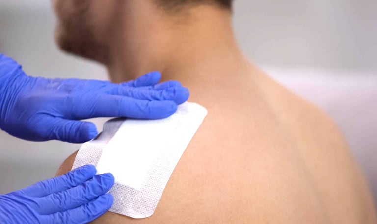Curativos modernos realizados com cuidado profissional e atenção humanizada.