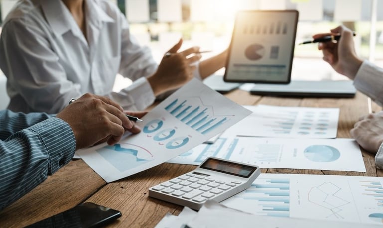 Equipe da Licita Digital especializada em assessoria para licitações públicas analisando edital