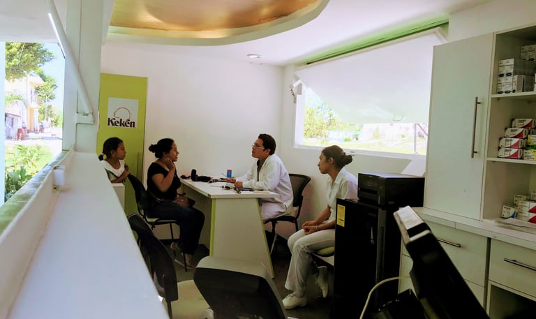 Interior de una unidad móvil de salud en la Ruta de la Salud, con médicos atendiendo a pacientes