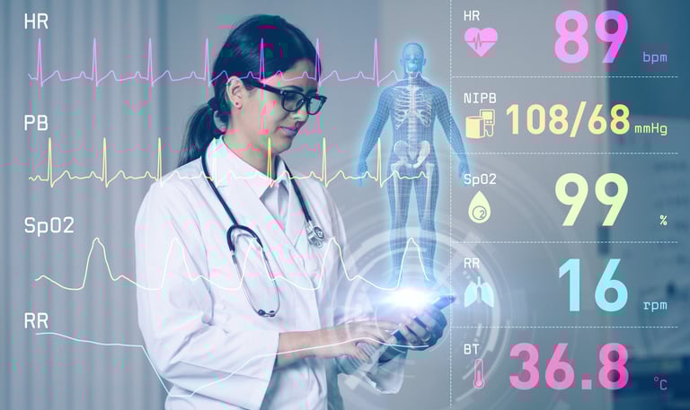 Médico utilizando tecnología digital para monitorear signos vitales y datos de un paciente.