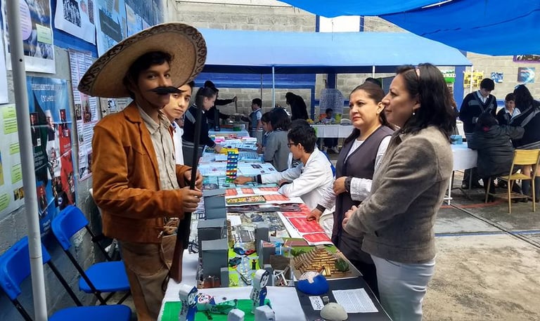 Alumnos del Colegio Anglo Mexicano KIPS en exposición escolar en Valle Dorado Tlalnepantla.