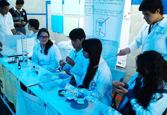 Estudiantes del Colegio Anglo Mexicano KIPS participando en feria de ciencias en Valle Dorado Tlalnepantla.