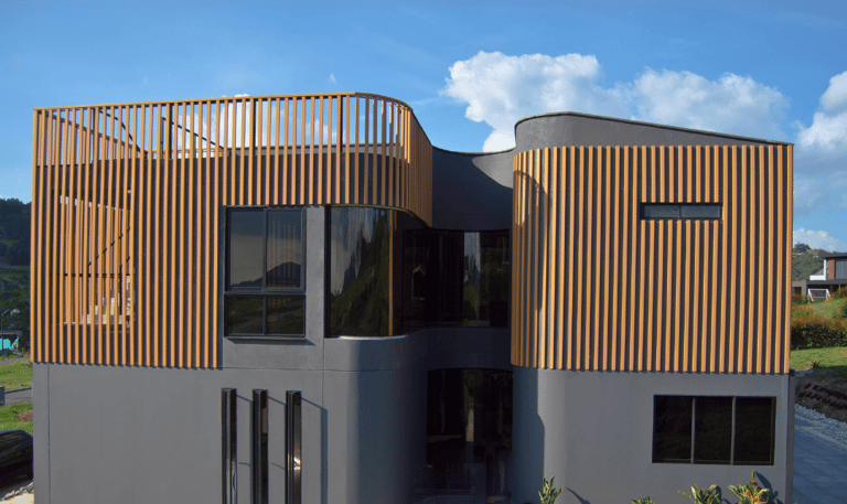 Frontal completo de Puzzle House mostrando doble volumen y diseño arquitectónico contemporáneo.