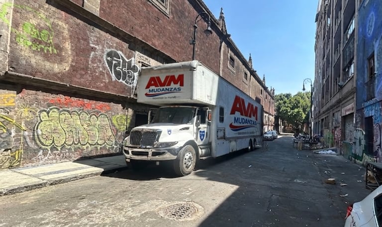 Camion de AVM Mudanzas realizando servicio de transporte para evento en convento de las viscainas