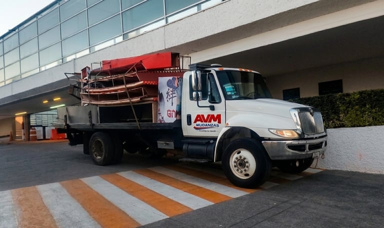 Unidad AVM Mudanzas plataforma para realizar transporte especial y complejo en cdmx