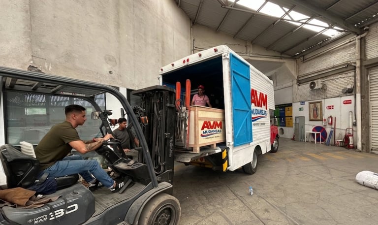 AVM Mudanzas realiza maniobra de carga con montacargas en almacén  para servicio de logística a CDMX