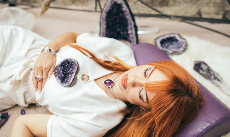 mujer acostada con cristales de amatista