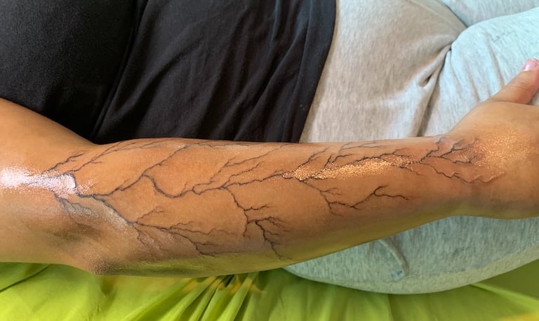 Tatouage graphique avant-bras motif veines organiques réalisé par A2C Tattoo à Challes-les-Eaux