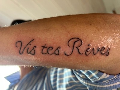 Tatouage phrase inspirationnelle Vis tes rêves en lettrage script fin