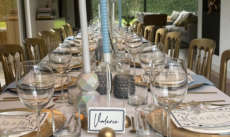 gerechten verrukkelijk uitgeserveerd op gedekte tafels door Xagis-styliste.