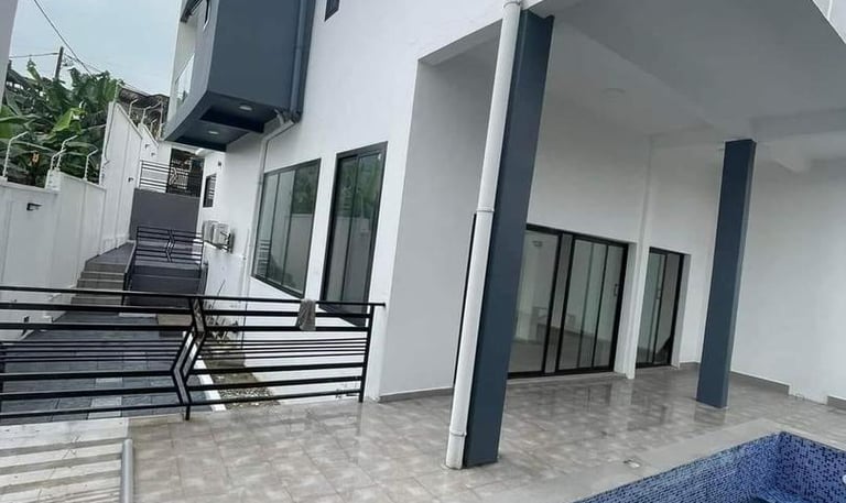 élégante et prestigieuse villa blanche à Yaoundé