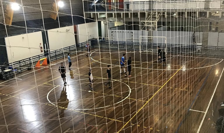 Rede de proteção instalada em sacada de prédio na Zona Sul de SP seguindo normas ABNT
