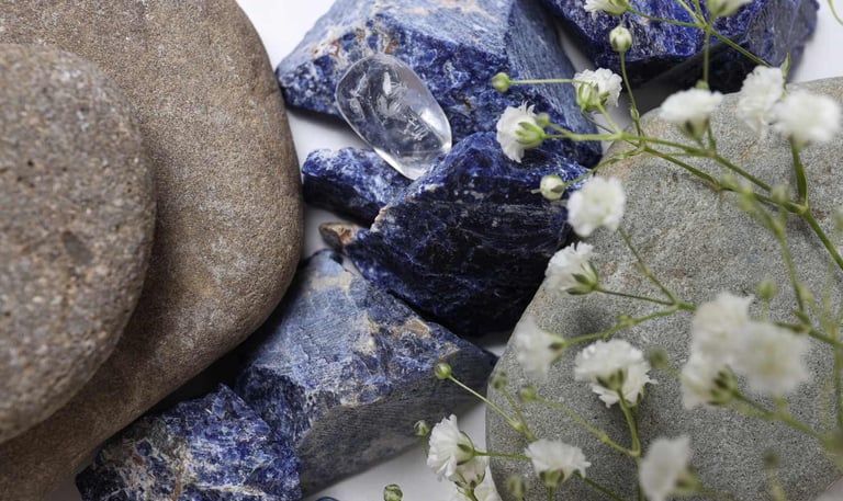 Cristales de sodalita azul en bruto y piedras de río pulidas