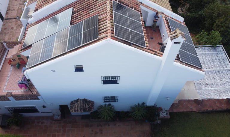 placas solares residencia con chimeneas