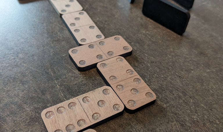 dominos, triominos, jeux de société bois