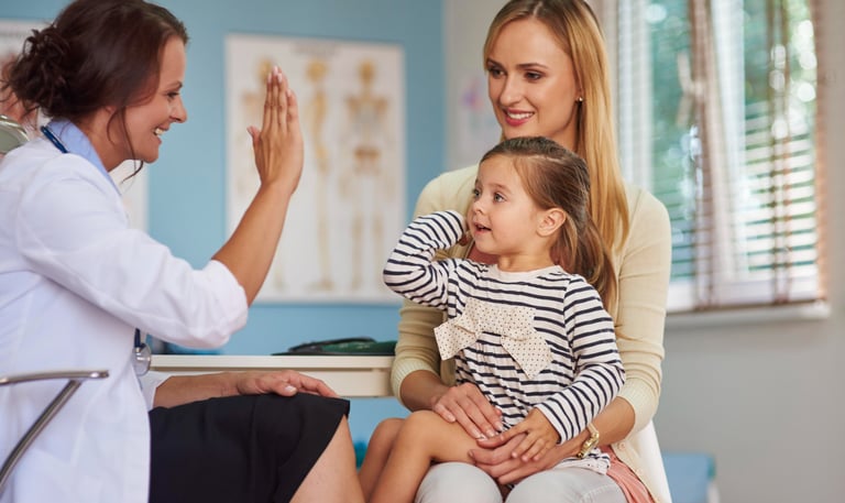 Médica Pediatra com a Mãe e a Filha