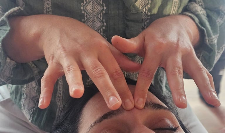 Pratique d'un soin énergétique en réflexologie faciale-crânienne