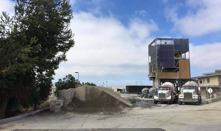 Cement aggregation plant with visual screening